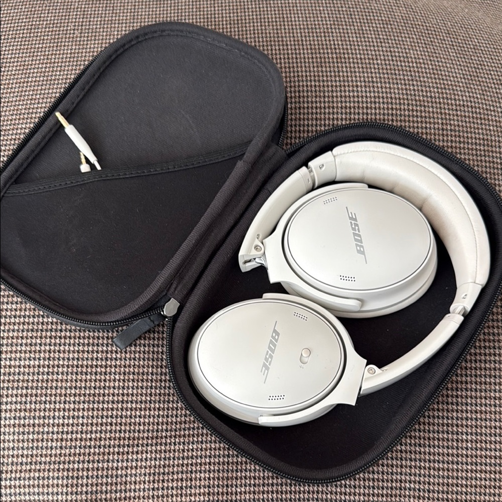 Bose White Over-Ear QuietComfort Headphones
